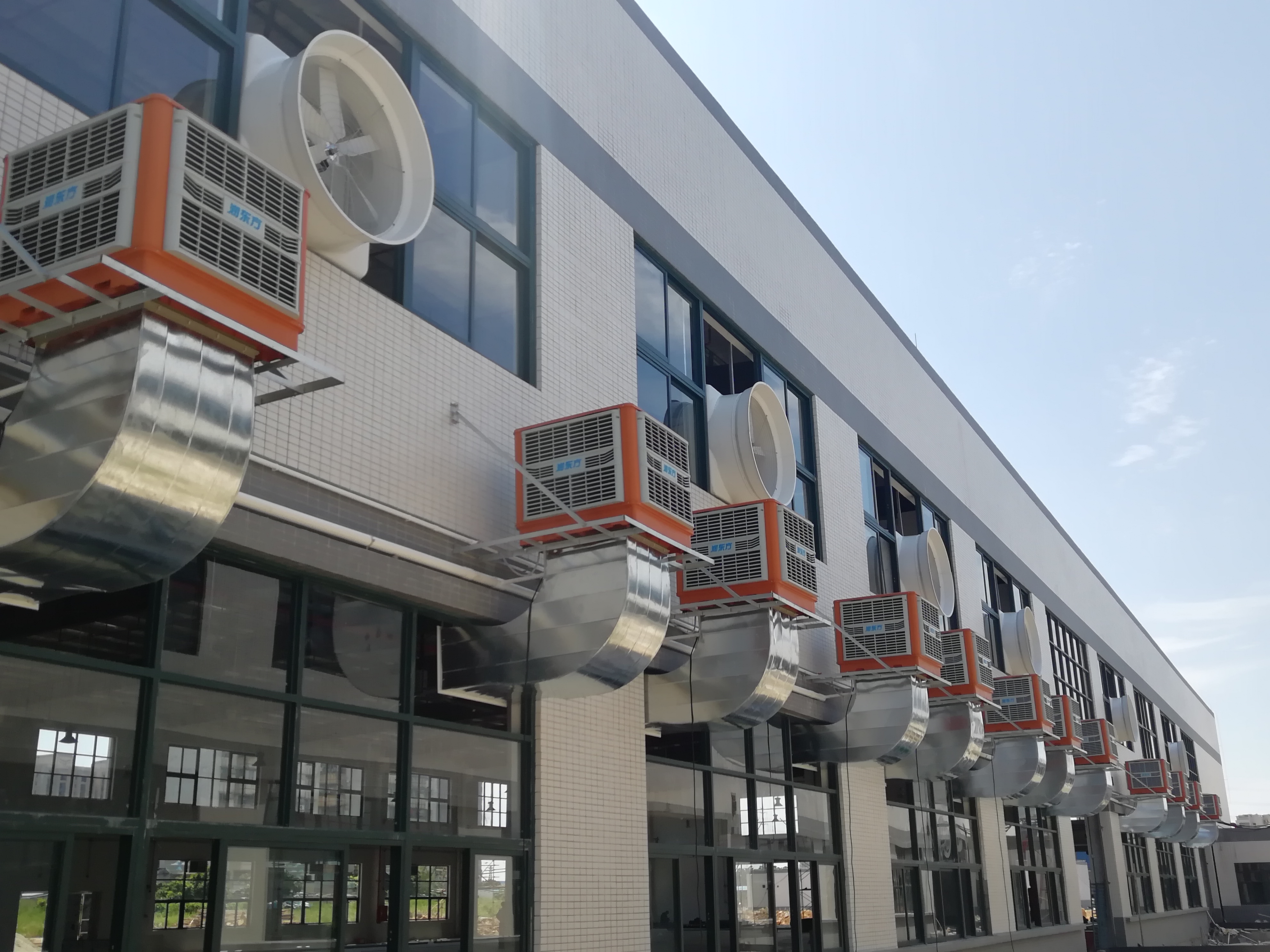 夏季車間高溫使用環保空調能夠有效的快速降溫